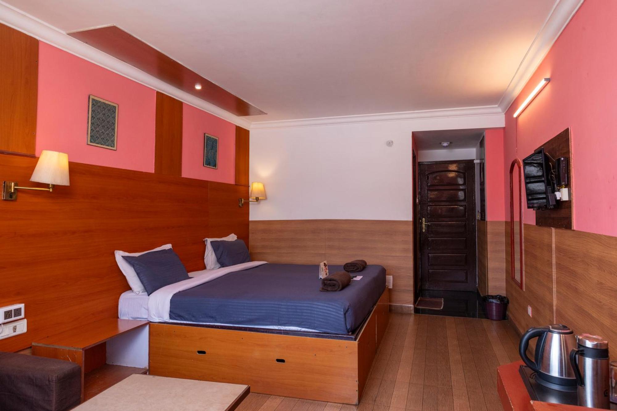 Devi Enterprises - Hotel Khems Ooty Luaran gambar