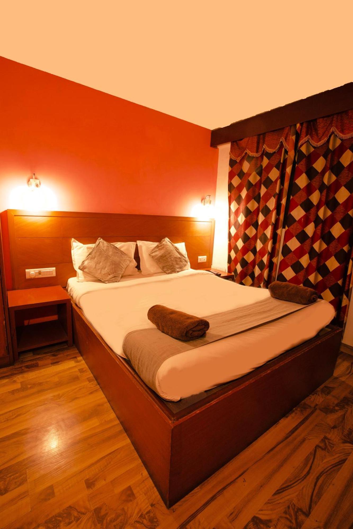 Devi Enterprises - Hotel Khems Ooty Luaran gambar