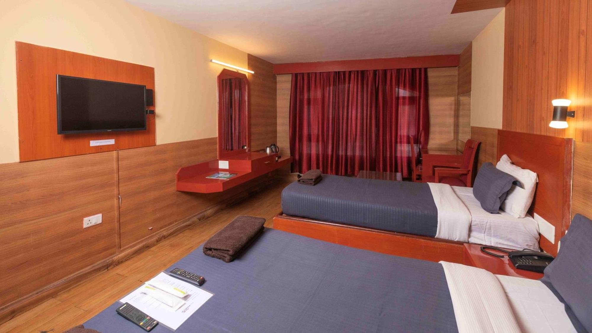 Devi Enterprises - Hotel Khems Ooty Luaran gambar