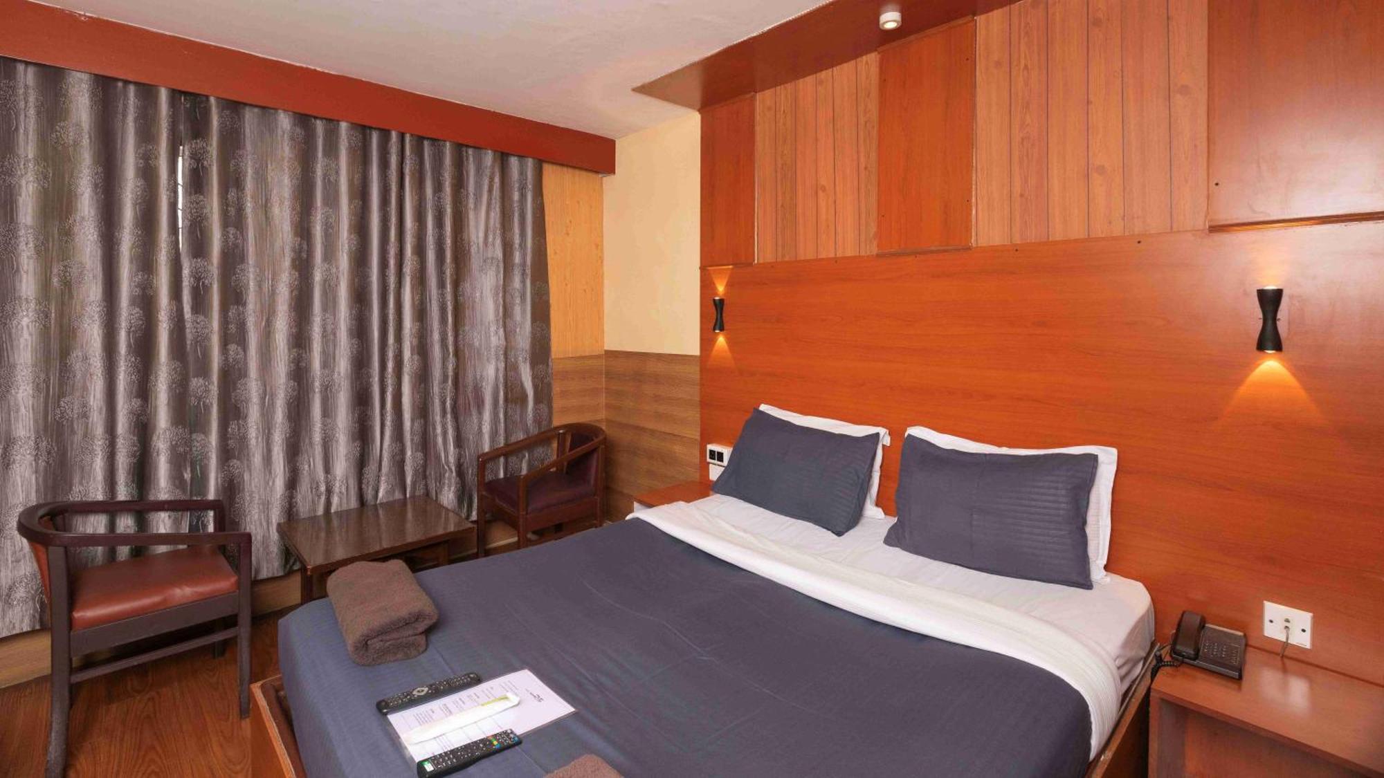 Devi Enterprises - Hotel Khems Ooty Luaran gambar