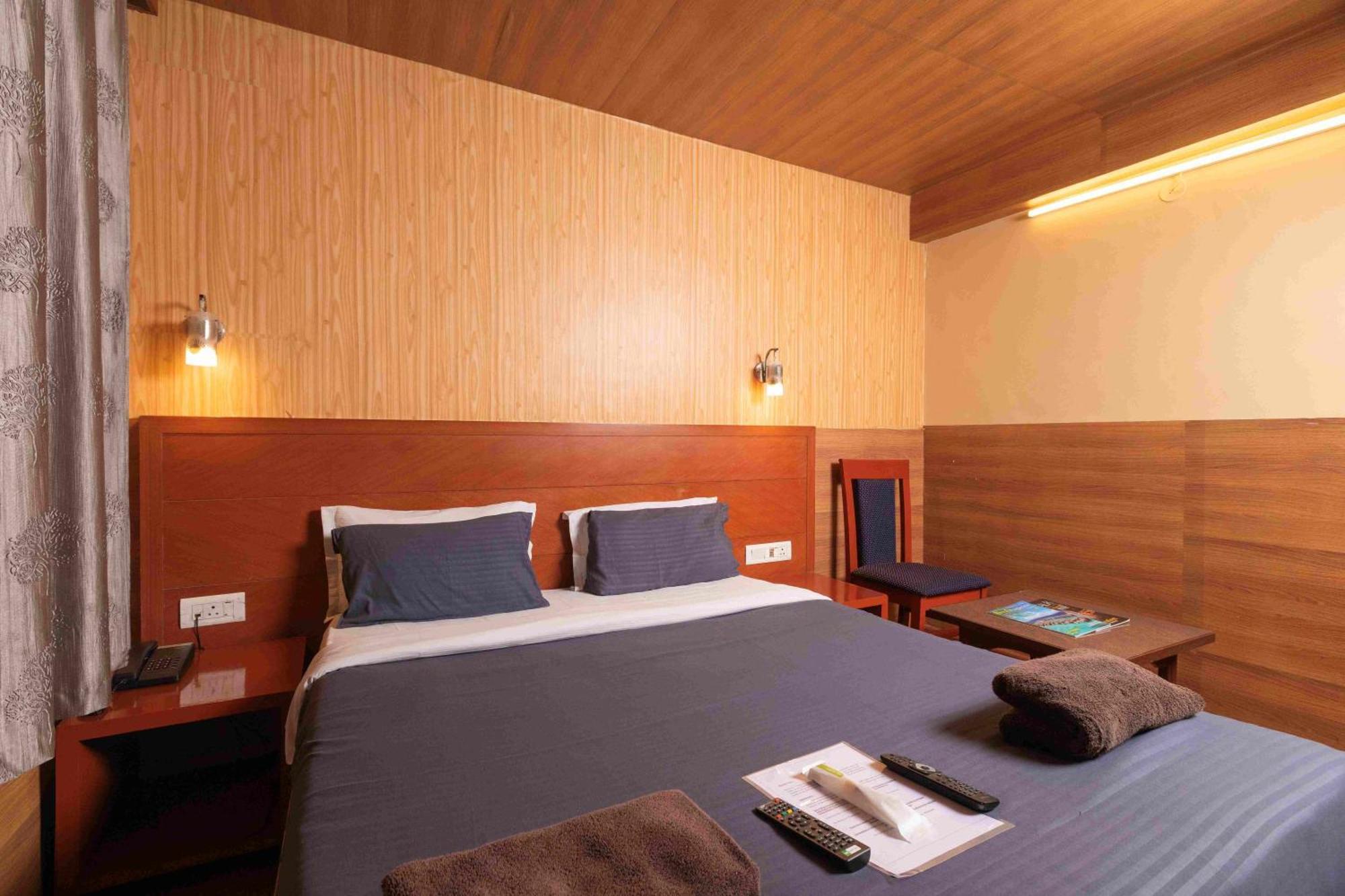 Devi Enterprises - Hotel Khems Ooty Luaran gambar